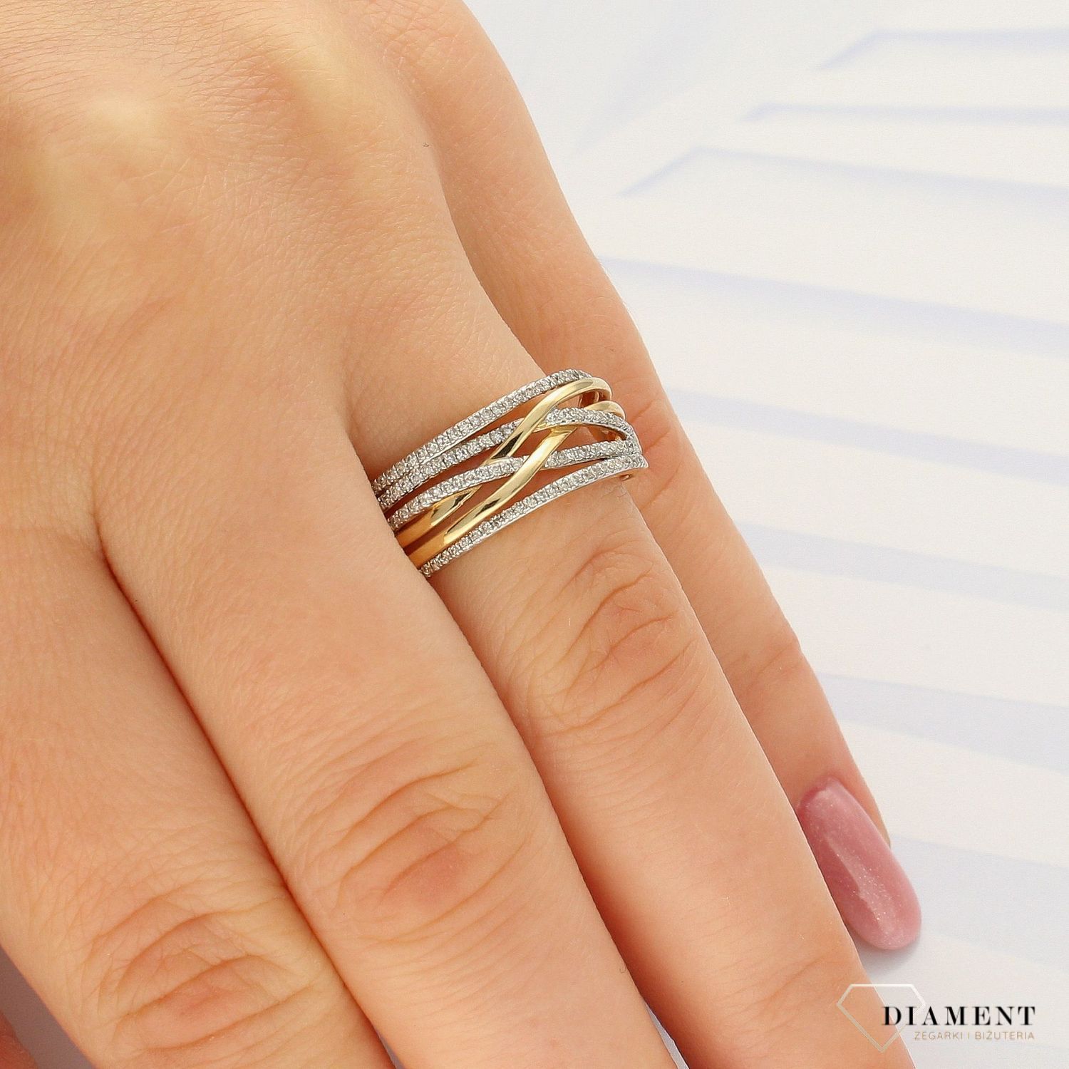 Pierścionek złoty DIAMENT żółte złoto, diamenty, pleciona obrączka. Pierścionki zaręczynowe. Piękny pierścionek ozdobiony trzema brylantami. Klasyka w najlepszym wydaniu 40366R009-G1Q3.jpg